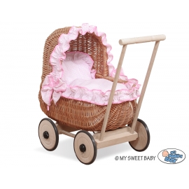 Dockvagn i naturroting med rosa bäddset