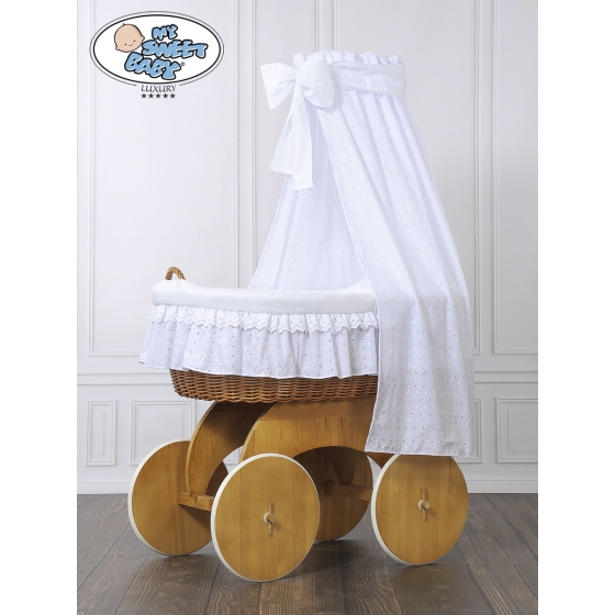 Babykorg Vagga med hjul och uppsättning textil Charlotte no 70202 med vit broderat Bäddset