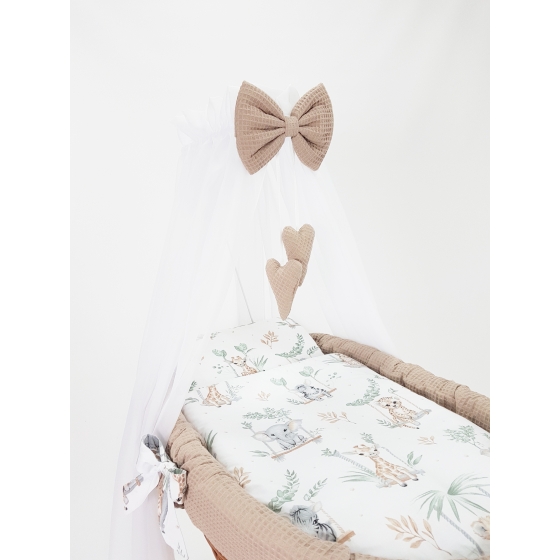 Komplett babykorgstextil med beige sänghimmel och våffelmönsterddset med sänghimmel i varm beige ton