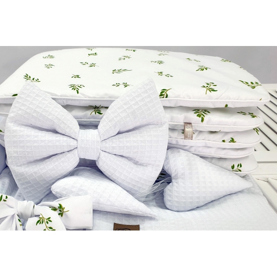 Sängklädsel för babykorg med sänghimmel i elegant vitt